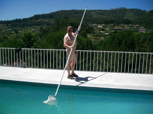 chuboldbear: robrobbyrob50: …on a hot afternoon, your Dad was cleaning the pool, he takes off his s