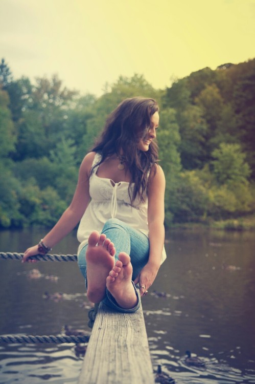 femaletoeking:Love girls feet? Follow me on @femaletoeking for more ;)