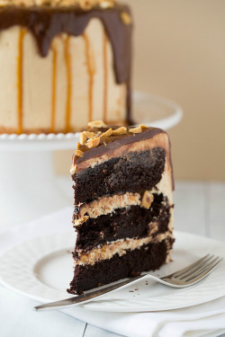 do-not-touch-my-food:  Snickers Cake 