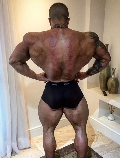 deadlifts-and-derrida: plax999:   Marcello de Angelis  Please repost and follow: https://plax999.tumblr.com/archive 😘   Too wide for doors. 