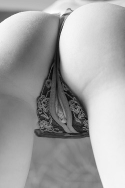 nudexstockings:http://nudestockings.com/nude/naked-women-wearing-garters-2036-10128