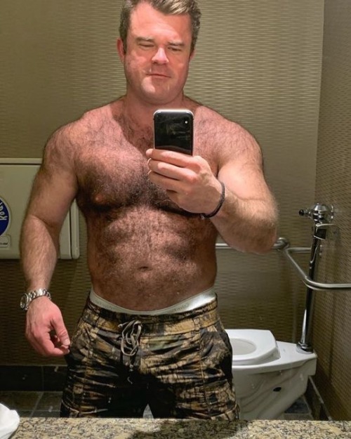 master-phish:kikbear3:This guy just really does it for me man. I bet he gives the best cuddles.🐻🐻🐻