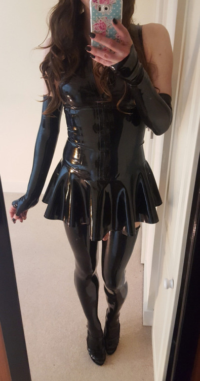 mainlyusedforwalking:Some rubbery goodness for y’all. I’m not the hugest fan of wearing latex, but g