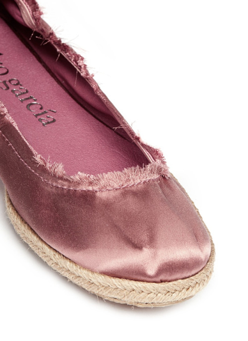 Pedro Garcia , pink Ibiza satin espadrille flats. Fonte : LystPosted : tinamotta.tumblr.com  