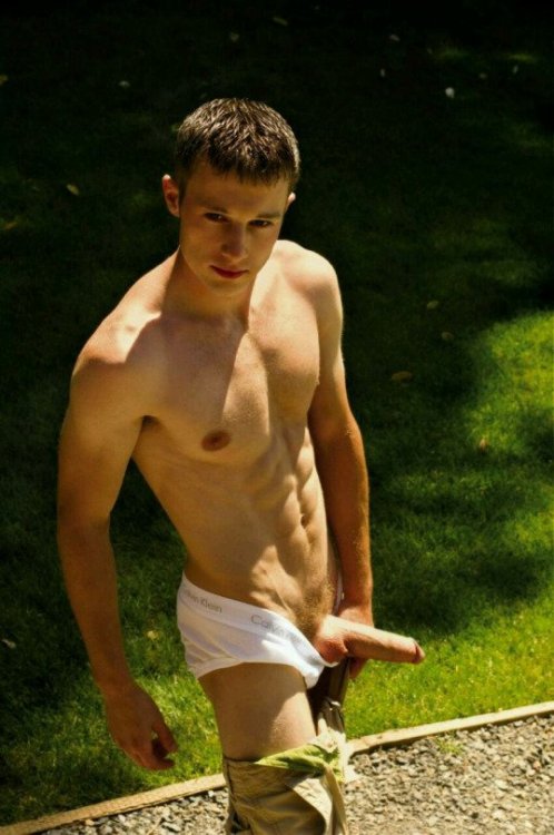 musculardude:  “I’m hard,  You wanna play?”