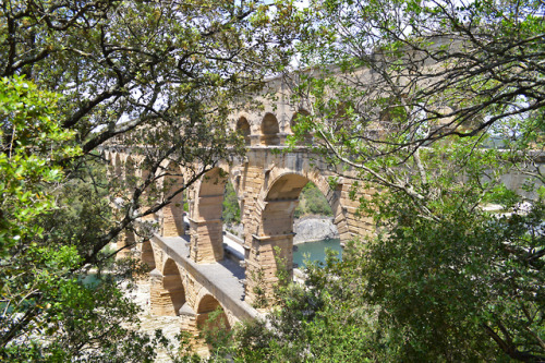 Le pont du Gard….Ce mastodonte de pierre (50.000 tonnes tout de même )  à été construit par l