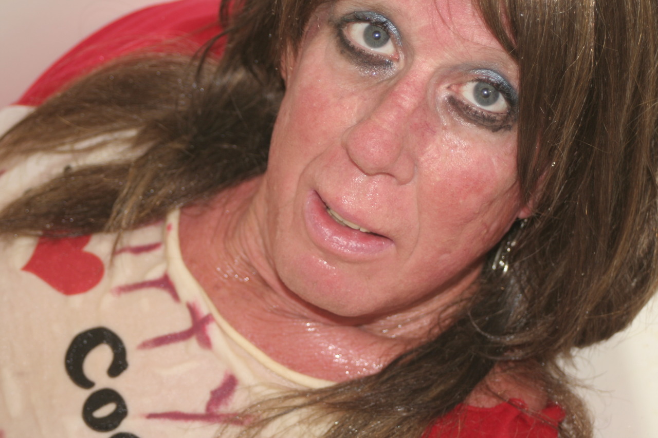 nastymichelle:  I LOVE MEN PISSING IN MY URINAL MOUTH I AM NASTY MICHELLE AND I LOVE