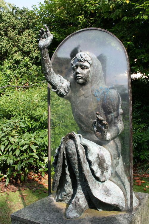 crossconnectmag:This sculpture is located in Guildford’s Castle Grounds in a walled garden behind th