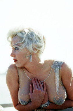 tuti-fruiti-fae:  ourmarilynmonroe:  Marilyn Monroe on the set of Some Like It Hot, 1958.  Yas. 