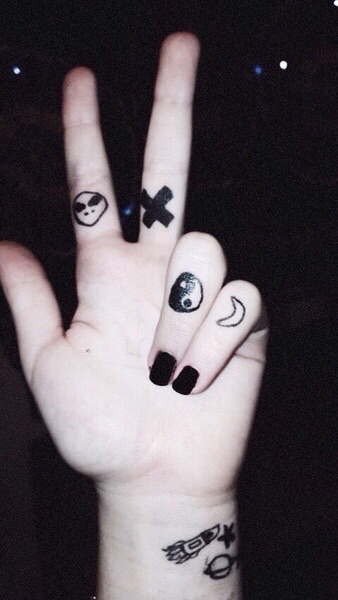 thedarqness:  highschool-whores:  grunge—fucked:  ✕ miss fuck up ✕  free drugs