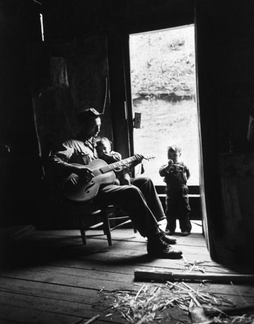 dailydoseofstuf:A father singing to his children. Photograph by Eliot Elisofon. Leslie County, Kentu