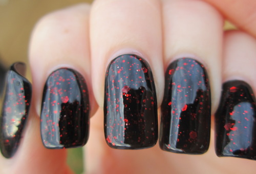 A frankenpolish that I made. It’s quite similar to Deborah Lippmann Ruby Red Slippers. More Na