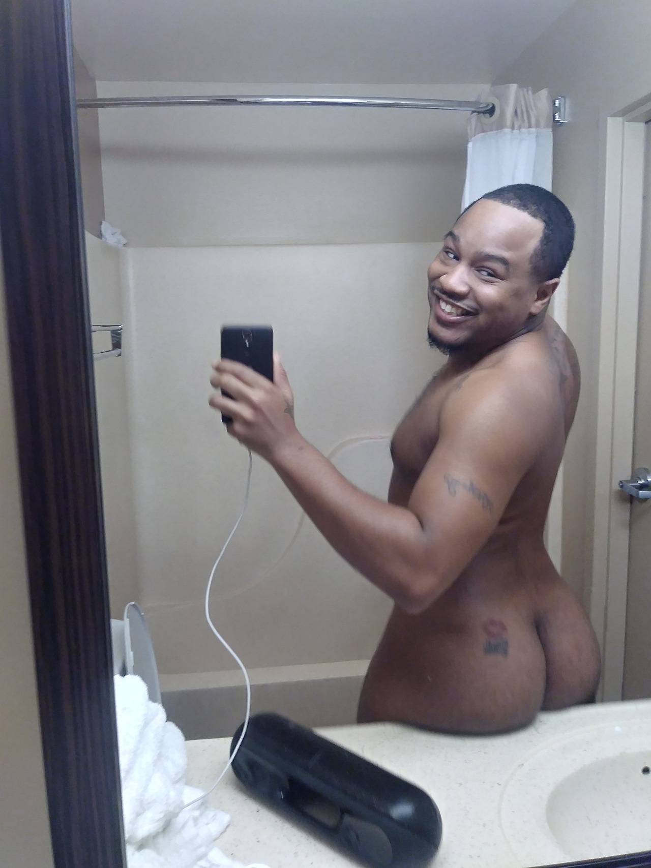 bigboyyturnup:  Everybody love a big booty (Vers) Top 😂😂   IG: LeauxAngel SC: