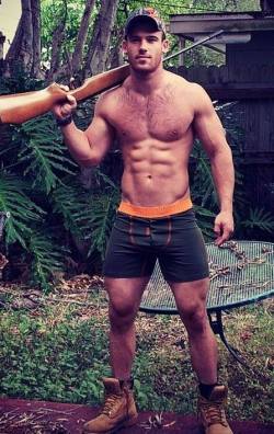 thebrawnierthebetter: charbon7:  Je veux aller à la chasse…  Umm. Yeah.  Mountain man.