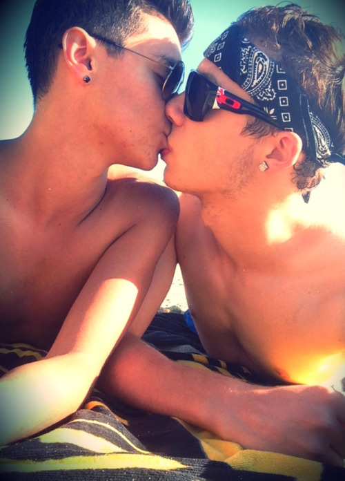 Deux amoureux s’embrassent sur le sable