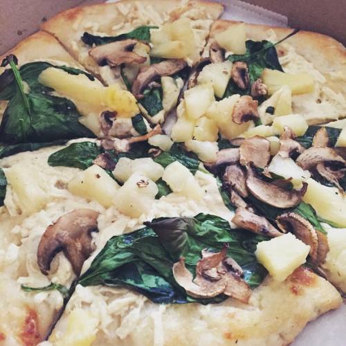 I haven’t had pineapple on my pizza in so long, I almost forgot who I was. #vegan #veganpizza 