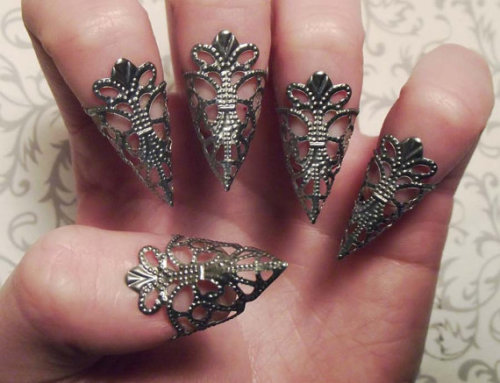 cherni-voron:If I never had to use my hands again, I would happily wear these beautiful filigree nai