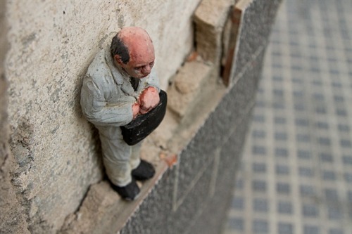 likeafieldmouse:  Isaac Cordal - Cement Eclipses (2012)