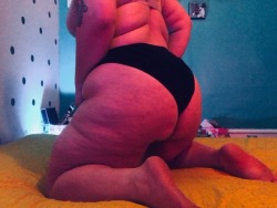 fatfemmefetishist:My big weird butt and back rolls.