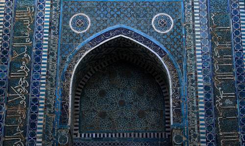 Shah-i-Zinda (Uzbek: Shohizinda; Persian: شاه زنده‎‎, meaning &ldquo;The Living King&