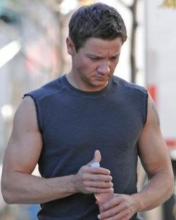 manculture:  Jeremy Renner