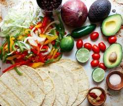 vegan-yums: Black bean fajitas + guacamole