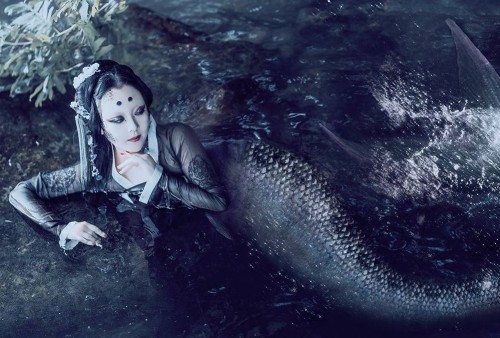 ziseviolet:【黑鱼】 Black FishDarkly elegant mermaid photoshoot by 宇宙小航. The model is wearing traditiona