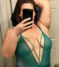 curiouswinekitten2:  Does this count as cleavage?