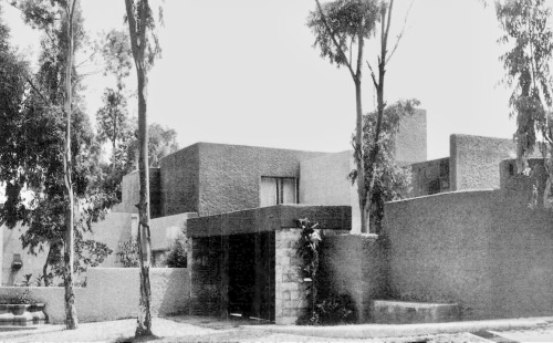 unavidamoderna:Vista de la entrada a una casa particular, Conjunto de casas,  av. Constituyentes 105