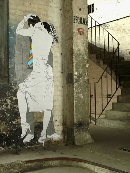 Beijos quentes espalhados nas ruas pela artista francesa Claire. As colagens são feitas em ta