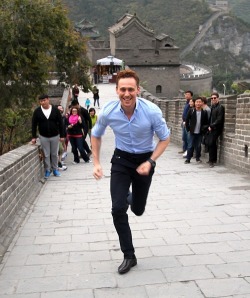 tenlocked:  torrilla:  Tom Hiddleston on The Great Wall of China from MARVEL CHINA Official WEIBO  He’s running up the wall smiling and loving his life, while Biebs made his security team carry him up. We picked the right celebrity, guys. 