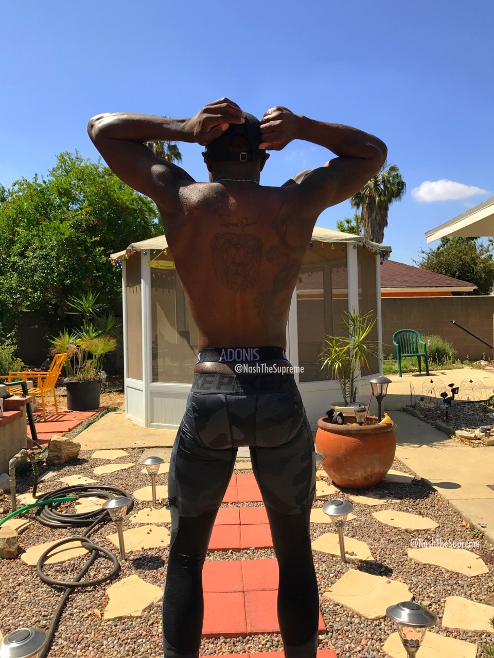 bttm4bttm:  kiingsupreme:  A Bad Habit  this just made me do 50 more squats !