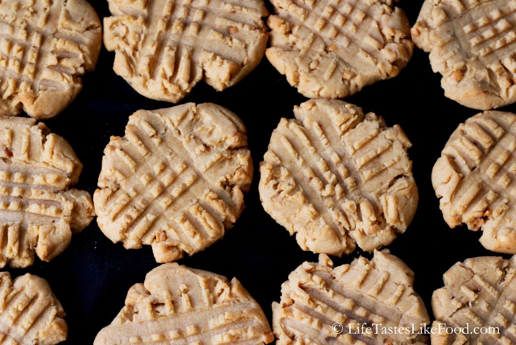 damnthatsdelicious:  Classic peanut butter cookies See more recipes at: Damn That’s