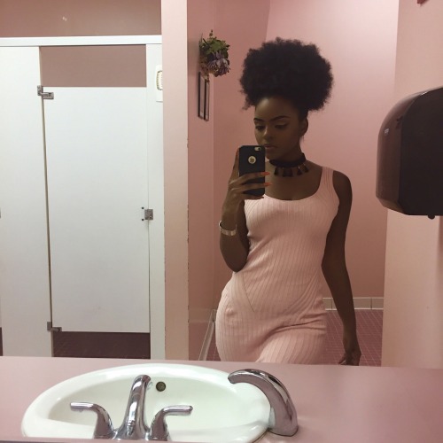 iamhannalashay: The bathroom matched my dress   IG : iamhannalashay 🌸 