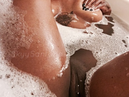 skyysantana:  Bubbles Make The Bath More Fun 