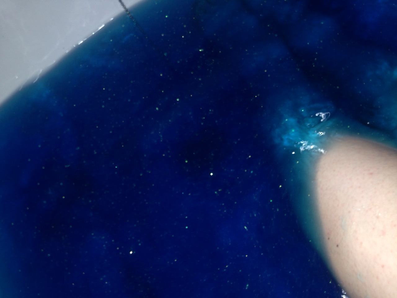 trashyprxncess:  IM SO IN LOVE//EVERYTHING IS BLUEEEEE HER BATH HER HANDS HER JEANS