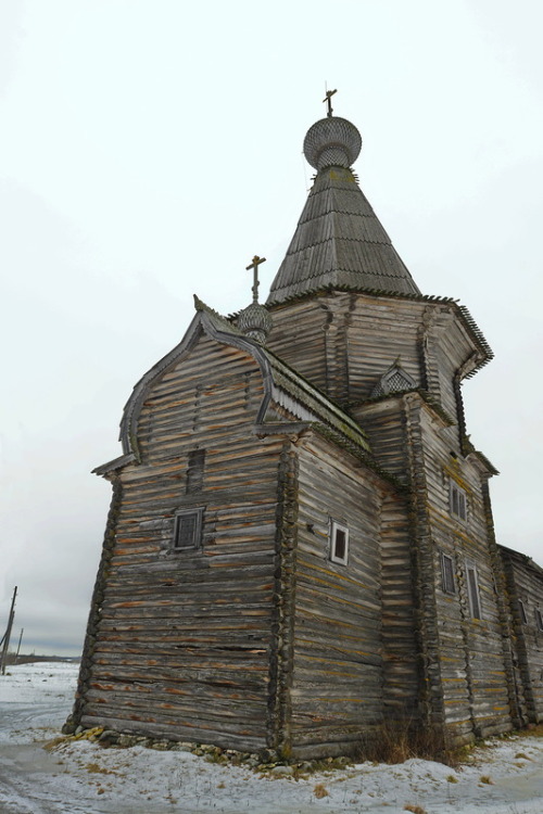 statues-and-monuments:   statues-and-monumentsAbandoned Church, Kargopol, Russia Photographer: deni-spiri 