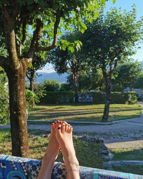 Ciao Italia!#Italia #bellaitalia #glamping #hippiefeet #vacation #lago #feet#barefoot www.in