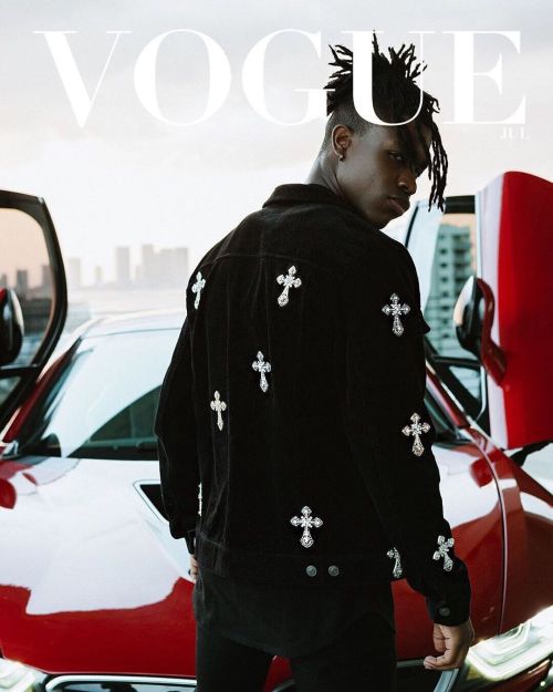 A new era of Vogue #VogueChallenge ✊ . . Outfit by @lanisdream. . #vogue #voguemagazine #throwback