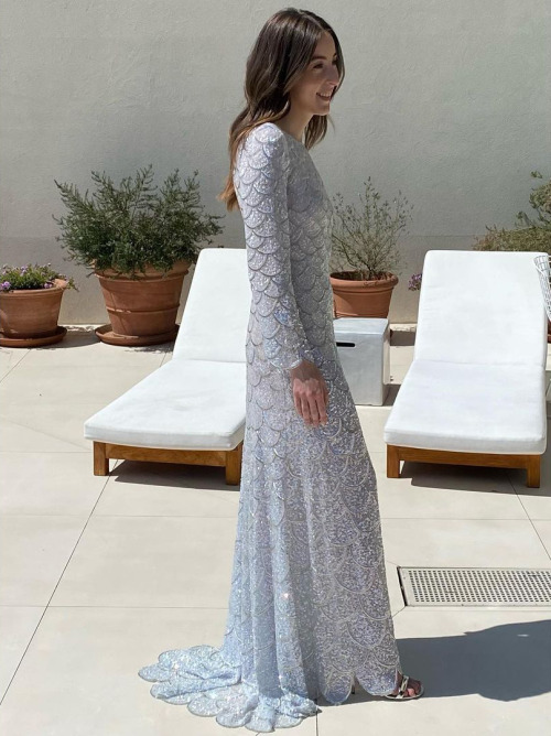 Alana Haim getting ready for the 94th Academy Awards on March 27th 2022 (via loftjet, mararoszak and