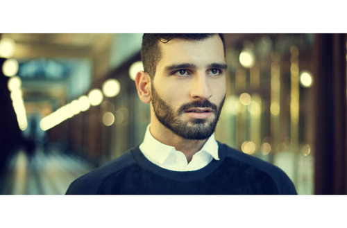 todohombres:  Mixalis Kampourakis Este hombre me tiene enamorado! Está buenísimo! 