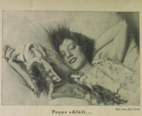 Puppe Schläft…, 1930 Suse Byk :: Puppe schläft… Sie träumt vom film. Scherl&rsquo;s Magazin, Mai 193