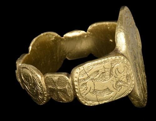 archaicwonder:Medieval Massive Gold Iconographic Glove Ring with Saints, Spanish, 16th Century ADA f