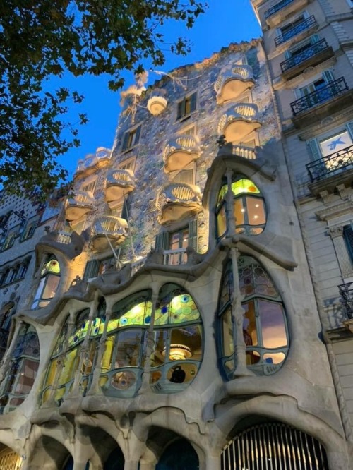 evilbuildingsblog:Casa Batllò, in Barcelona, designed by Antoni Gaudi.