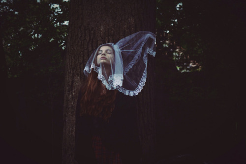 magic-spelldust:  Before She Says “I Do” (by Caroline Eyer)