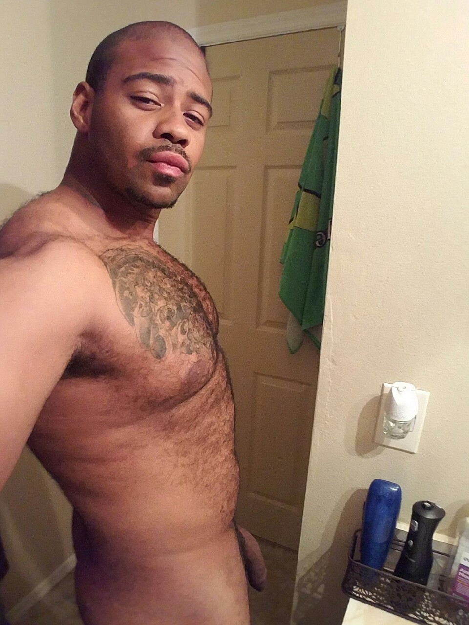 plutoworldsblog:  YOOOOO DICK FOR DAYS AND I BET HE KNOWS HOW TO DICK YOU DOWN!!!LONG