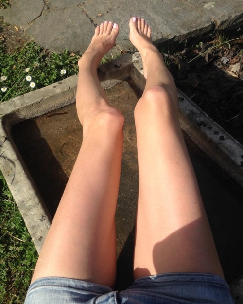 hippie-feet:CAS exam tomorrow. I’m studying in the garden…