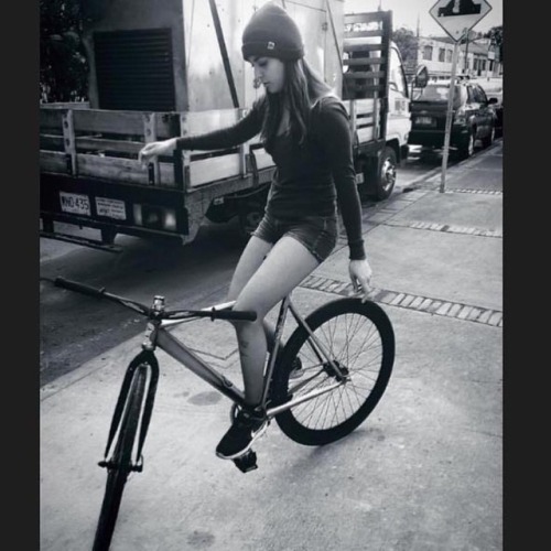 fixiegirls: Repost from @lian_isy3 Es mi estilo de vida. Fixed Gear Girls♥️ #fixedgirls #fixedgirls 