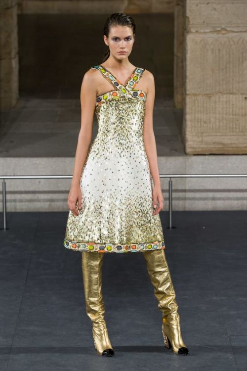 thegirlinthemiddlerunway:Chanel Pre Fall/19 