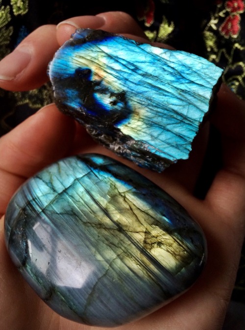 effervescentvibes: starseedmind: the beauty of labradorite crystals #nofilter ✨ good vibes here